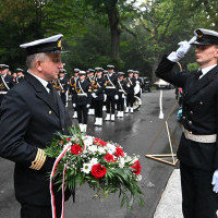 Student z Kompanii Honorowej odbiera wieniec przy pomniku "Tym, którzy nie powrócili z morza"