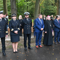 Władze i pracownicy Politechniki Morskiej w Szczecnie oraz członkowie innych delegacji podczas apelu pamięci przy pomniku "Tym, którzy nie powrócili z morza" na Cmentarzu Centralnym