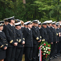 Władze i pracownicy Politechniki Morskiej w Szczecnie podczas apelu pamięci przy pomniku "Tym, którzy nie powrócili z morza" na Cmentarzu Centralnym