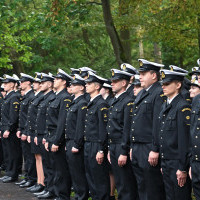 Studenci Politechniki Morskiej w mundurach podczas apelu pamięci przy pomniku "Tym, którzy nie powrócili z morza" na Cmentarzu Centralnym