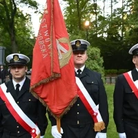 Poczty historycznych sztandarów szczecińskich szkół morskich na apelu pamięci przy pomniku "Tym, którzy nie powrócili z morza"