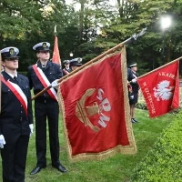 Poczty historycznych sztandarów szczecińskich szkół morskich na apelu pamięci przy pomniku "Tym, którzy nie powrócili z morza"