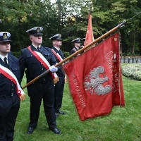 Poczty historycznych sztandarów szczecińskich szkół morskich na apelu pamięci przy pomniku "Tym, którzy nie powrócili z morza"
