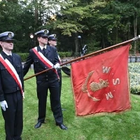 Poczty historycznych sztandarów szczecińskich szkół morskich na apelu pamięci przy pomniku "Tym, którzy nie powrócili z morza"