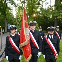 Poczty historycznych sztandarów szczecińskich szkół morskich na apelu pamięci przy pomniku "Tym, którzy nie powrócili z morza"