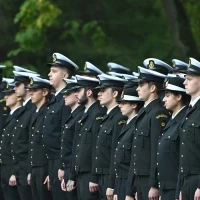 Studenci Politechniki Morskiej w mundurach podczas apelu pamięci przy pomniku "Tym, którzy nie powrócili z morza" na Cmentarzu Centralnym