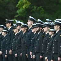 Studenci Politechniki Morskiej w mundurach podczas apelu pamięci przy pomniku "Tym, którzy nie powrócili z morza" na Cmentarzu Centralnym