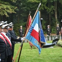Poczty historycznych sztandarów szczecińskich szkół morskich na apelu pamięci przy pomniku "Tym, którzy nie powrócili z morza"