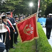 Poczty historycznych sztandarów szczecińskich szkół morskich na apelu pamięci przy pomniku "Tym, którzy nie powrócili z morza"