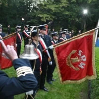 Poczty historycznych sztandarów szczecińskich szkół morskich na apelu pamięci przy pomniku "Tym, którzy nie powrócili z morza"