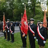 Poczty historycznych sztandarów szczecińskich szkół morskich na apelu pamięci przy pomniku "Tym, którzy nie powrócili z morza"