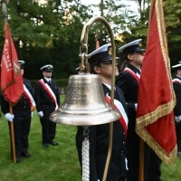 Poczty historycznych sztandarów szczecińskich szkół morskich na apelu pamięci przy pomniku "Tym, którzy nie powrócili z morza"