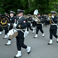 Orkiestra wojskowa ze Świnoujścia podczas apelu pamięci pod pomnikiem „Tym, którzy nie powrócili z morza” na Cmentarzu Centralnym w Szczecinie