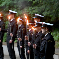 Studenci z pochodniami podczas apelu pamięci pod pomnikiem „Tym, którzy nie powrócili z morza” na Cmentarzu Centralnym w Szczecinie