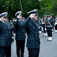 Składanie wieńców podczas apelu pamięci pod pomnikiem „Tym, którzy nie powrócili z morza” 