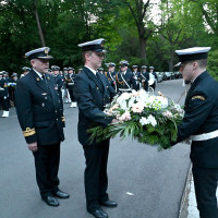 Składanie wieńców podczas apelu pamięci pod pomnikiem „Tym, którzy nie powrócili z morza”