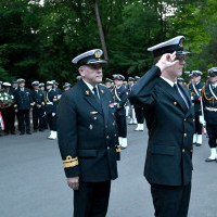 Składanie wieńców podczas apelu pamięci pod pomnikiem „Tym, którzy nie powrócili z morza”