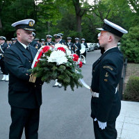 Składanie wieńców podczas apelu pamięci pod pomnikiem „Tym, którzy nie powrócili z morza”