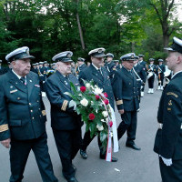 Składanie wieńców podczas apelu pamięci pod pomnikiem „Tym, którzy nie powrócili z morza”