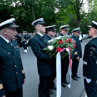 Składanie wieńców podczas apelu pamięci pod pomnikiem „Tym, którzy nie powrócili z morza”