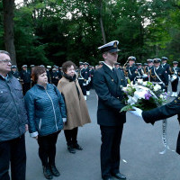  Składanie wieńców podczas apelu pamięci pod pomnikiem „Tym, którzy nie powrócili z morza”