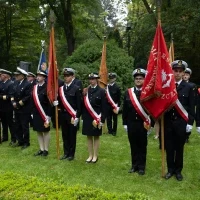 Poczty historycznych sztandarów szczecińskich szkół morskich na apelu pamięci przy pomniku "Tym, którzy nie powrócili z morza"