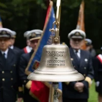 Dzwon PM i poczty historycznych sztandarów szczecińskich szkół morskich na apelu pamięci przy pomniku "Tym, którzy nie powrócili z morza"