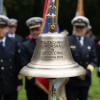 Dzwon PM i poczty historycznych sztandarów szczecińskich szkół morskich na apelu pamięci przy pomniku "Tym, którzy nie powrócili z morza"