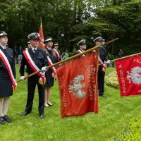 Poczty historycznych sztandarów szczecińskich szkół morskich na apelu pamięci przy pomniku "Tym, którzy nie powrócili z morza"