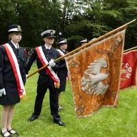 Poczty historycznych sztandarów szczecińskich szkół morskich na apelu pamięci przy pomniku "Tym, którzy nie powrócili z morza"