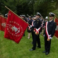 Poczty historycznych sztandarów szczecińskich szkół morskich na apelu pamięci przy pomniku "Tym, którzy nie powrócili z morza"