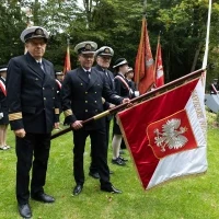 Poczty sztandarowe na apelu pamięci przy pomniku "Tym, którzy nie powrócili z morza"