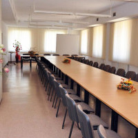 Wnętrze Domu Pracy Twórczej PM w Świnoujściu - sala ze stołem konferencyjnym