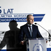 Doradca prezydenta RP, Paweł Mucha podczas przemówienia na gali z okazji 75-lecia szkolnictwa morskiego na Pomorzu Zachodnim