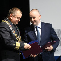 Doradca prezydenta Rzeczypospolitej Polskiej wręcza kopię ustawy o podniesieniu rangi uczelni Rektorowi Akademii Morskiej w Szczecinie na gali z okazji 75-lecia szkolnictwa morskiego na Pomorzu Zachodnim