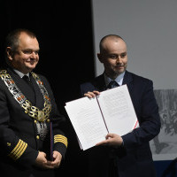 Rektor Akademii Morskiej w Szczecinie (po lewej) oraz doradca prezydenta RP (po prawej) na gali z okazji 75-lecia szkolnictwa morskiego na Pomorzu Zachodnim