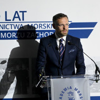 Wojewoda Zachodniopomorski przemawiający na gali z okazji 75-lecia szkolnictwa morskiego na Pomorzu Zachodnim