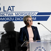 Zachodniopomorska kurator oświaty przemawiająca na gali z okazji 75-lecia szkolnictwa morskiego na Pomorzu Zachodnim