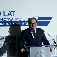 Sekretarz stanu, Marek Gróbarczyk podczas przemówienia na gali z okazji 75-lecia szkolnictwa morskiego na Pomorzu Zachodnim