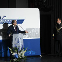 Sekretarz stanu, Marek Gróbarczyk (po lewej), Rektor Akademii Morskiej w Szczecinie (po prawej), na gali z okazji 75-lecia szkolnictwa morskiego na Pomorzu Zachodnim
