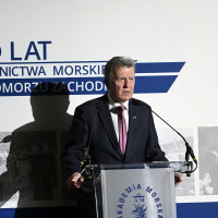 Konsul Honorowy Ukrainy podczas przemówienia na gali z okazji 75-lecia szkolnictwa morskiego na Pomorzu Zachodnim