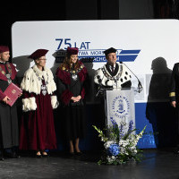 Kolegium Rektorskie podczas przemówienia na gali  z okazji 75-lecia szkolnictwa morskiego na Pomorzu Zachodnim