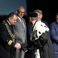 Rektor Zachodniopomorskiego Uniwersytetu Technologicznego składa gratulacje Rektorowi AMS na gali  z okazji 75-lecia szkolnictwa morskiego na Pomorzu Zachodnim