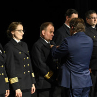 Sekretarz stanu oraz Rektor AMS wręczają medale na gali z okazji 75-lecia szkolnictwa morskiego na Pomorzu Zachodnim