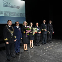 (od lewej) Rektor AMS oraz sekretarz stanu wraz z osobami uhonorowanymi medalami na gali z okazji 75-lecia szkolnictwa morskiego na Pomorzu Zachodnim