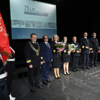 (od lewej) Rektor AMS oraz sekretarz stanu wraz z osobami uhonorowanymi medalami na gali z okazji 75-lecia szkolnictwa morskiego na Pomorzu Zachodnim