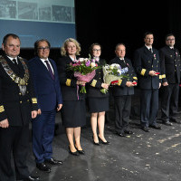 (od lewej) Rektor AMS oraz sekretarz stanu wraz z osobami uhonorowanymi medalami na gali z okazji 75-lecia szkolnictwa morskiego na Pomorzu Zachodnim