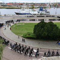 Studenci pierwszego roku Politechniki Morskiej w Szczecinie schodzą na miejsce uroczystości inauguracji roku akademickiego