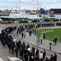 Studenci I roku Politechniki Morskiej w Szczecinie schodzą na miejsce uroczystości inauguracji roku akademickiego