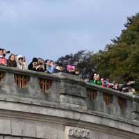 Publiczność na tarasie Hakena podczas uroczystej inauguracji roku akademickiego 2024/25 na Politechnice Morskiej w Szczecinie